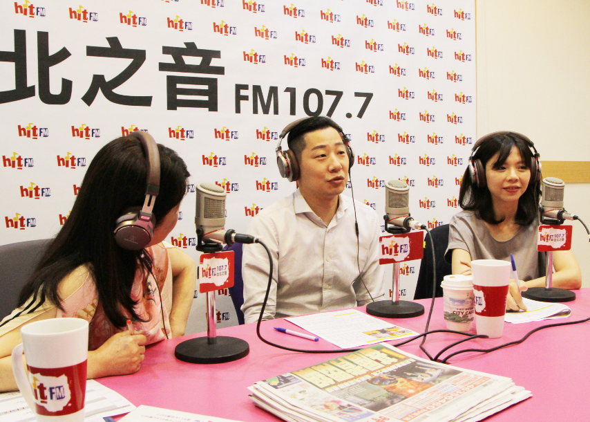 洪慈庸、林昶佐接受媒體訪問。     圖：Hit Fm《周玉蔻嗆新聞》製作單位提供