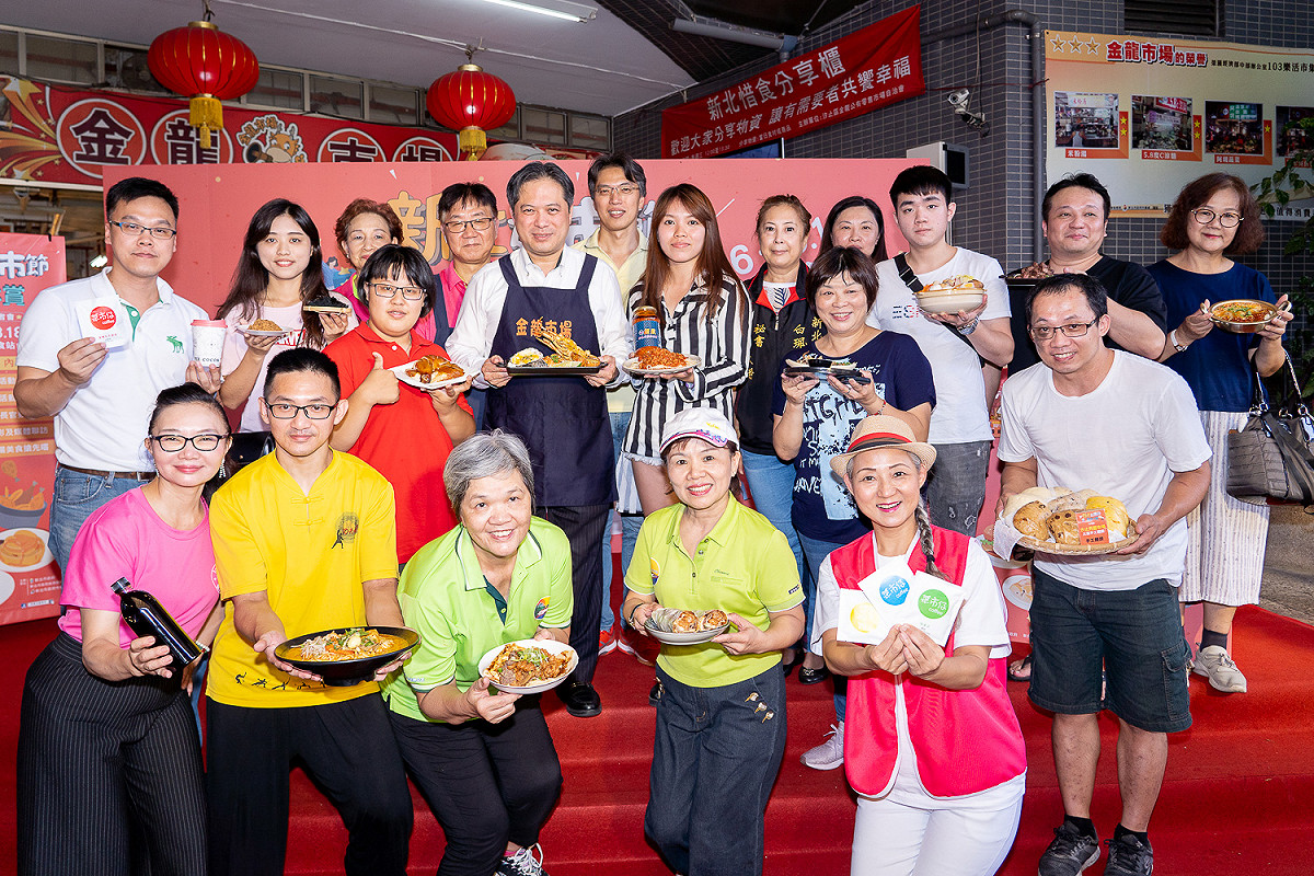 新北市副市長吳明機（中）與攤商一起為新北美食拉票。 圖：新北市政府市場處／提供