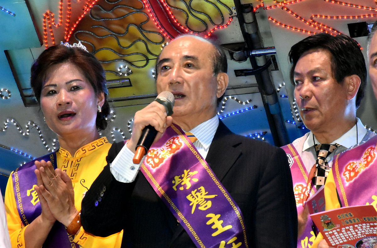 王金平(中)表示未來的總統參選之路一切順著因緣走。 圖：孫家銘／攝