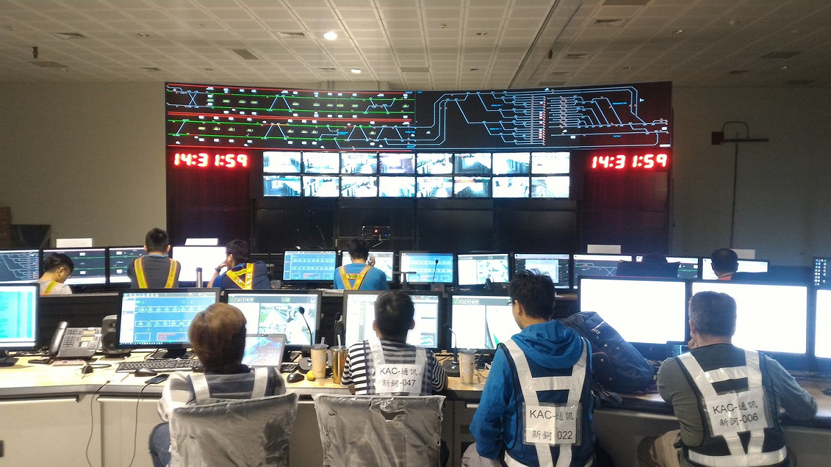 捷運工程局及現場測試人員相當辛苦，需輪班並隨時掌握現場測試情況，在完成試車後行控中心人員紛紛鼓掌慶祝。 圖：台中市政府／提供