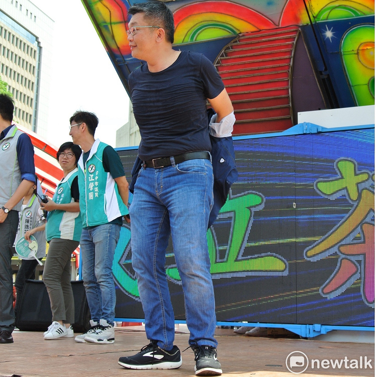 蔡其昌一上台就脫掉西裝外套。 圖：唐復年/攝