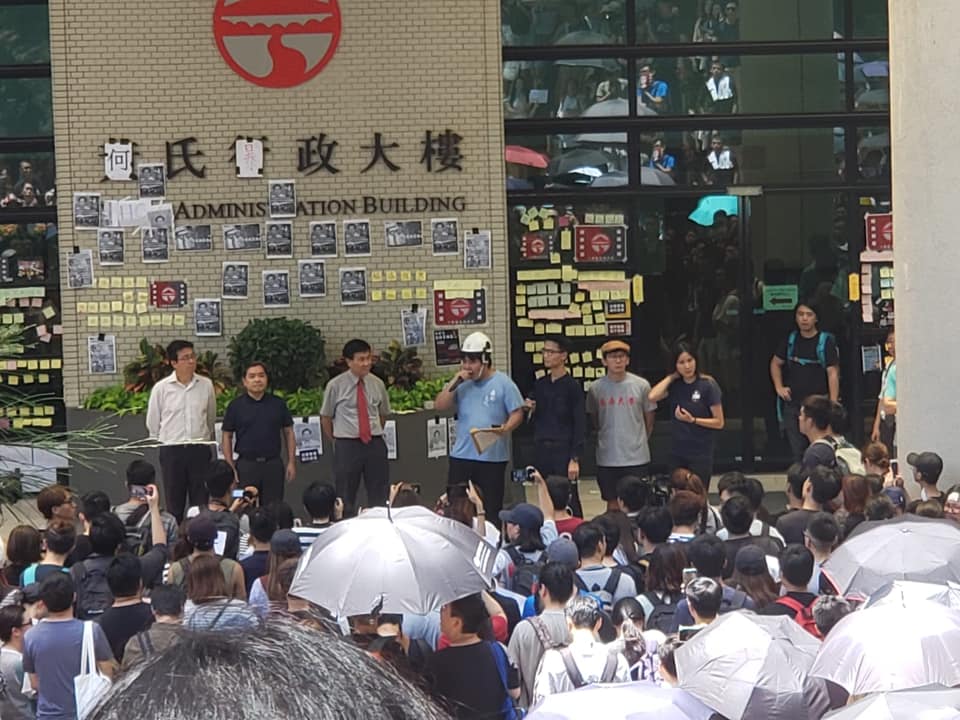 嶺南大學學生今日下午一點號召校友，遊行至學校行政樓向校長鄭國漢表達，罷免校董何君堯職務的訴求，並希望鄭國漢出席下午的「光復元朗」遊行活動，「保障嶺南師生安全」。 圖：翻攝自嶺南大學學生會編輯委員會臉書