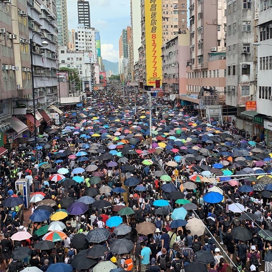 反送中示威本週料將再升級，泛民議員預告民眾做好全面罷工準備。圖為香港727「光復元朗」行動，民眾自發「行街」，擠爆元朗主要街道。 圖：翻攝范國威 Gary Fan臉書（資料照片）
