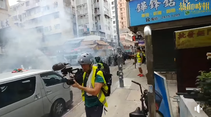 香港727「光復元朗」遊行，傳港警17:18舉起黑旗，並使用催淚彈攻擊示威遊行民眾。 圖：翻攝網路直播