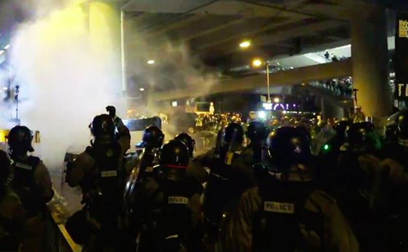 香港防暴警察施放催淚彈驅散示威群眾。 圖：翻攝網路直播。