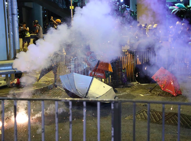 香港防暴警察施放催淚彈驅散示威群眾。 圖：翻攝網路直播。