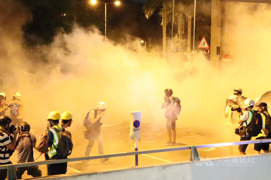 香港防暴警察27日晚間9時許，再次向留守在西鐵元朗站樓下的示威者，發射數枚催淚彈以及橡膠子彈，現場有示威者中彈倒地。 圖：中央社提供。