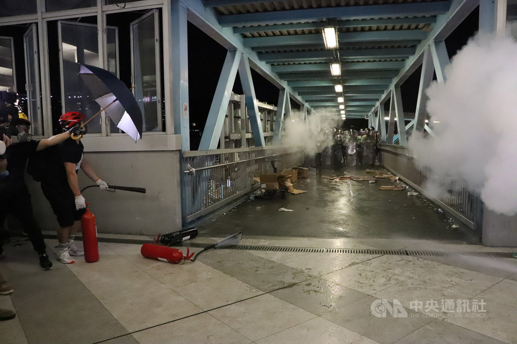 港警速龍小隊晚間近10時，直接攻上西鐵元朗站內，與站內示威者爆發約短暫衝突，在逮捕數名示威者後撤離。圖為示威者在站內與防暴警察攻防對峙。 圖：中央社提供。