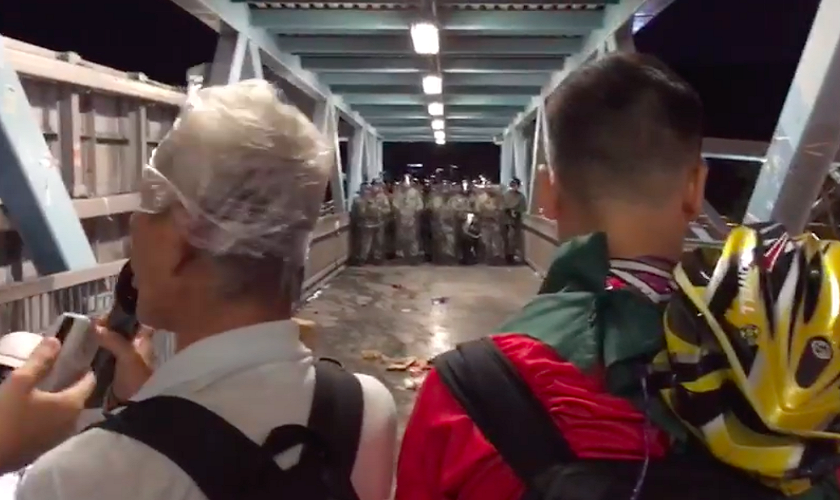 示威者與港警在天橋上對峙。 圖：翻攝網路直播。