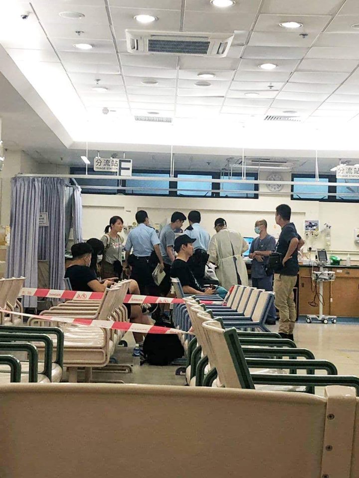 晚間港警強力驅散示威群眾，爆發衝突，民眾多人掛彩送醫。 圖：翻攝范國威 Gary Fan臉書