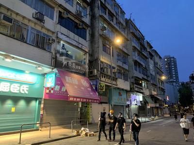 入夜後的新界元朗，商鋪拉下鐵閘門，市區一片冷清。 圖：中央社