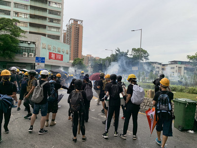 港警在西邊圍村使用催淚彈驅散示威群眾。 圖：中央社
