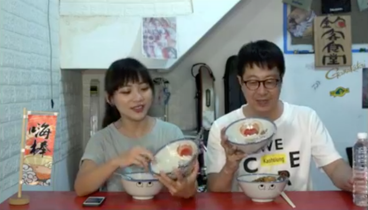 「WeCare高雄」為聲援遭罷凌的店家「釣客食堂」，發起人尹立今（28）日與時代力量議員黃捷首度同框直播，共同募資商品「警世碗」。 圖：翻攝自WeCare高雄/臉書