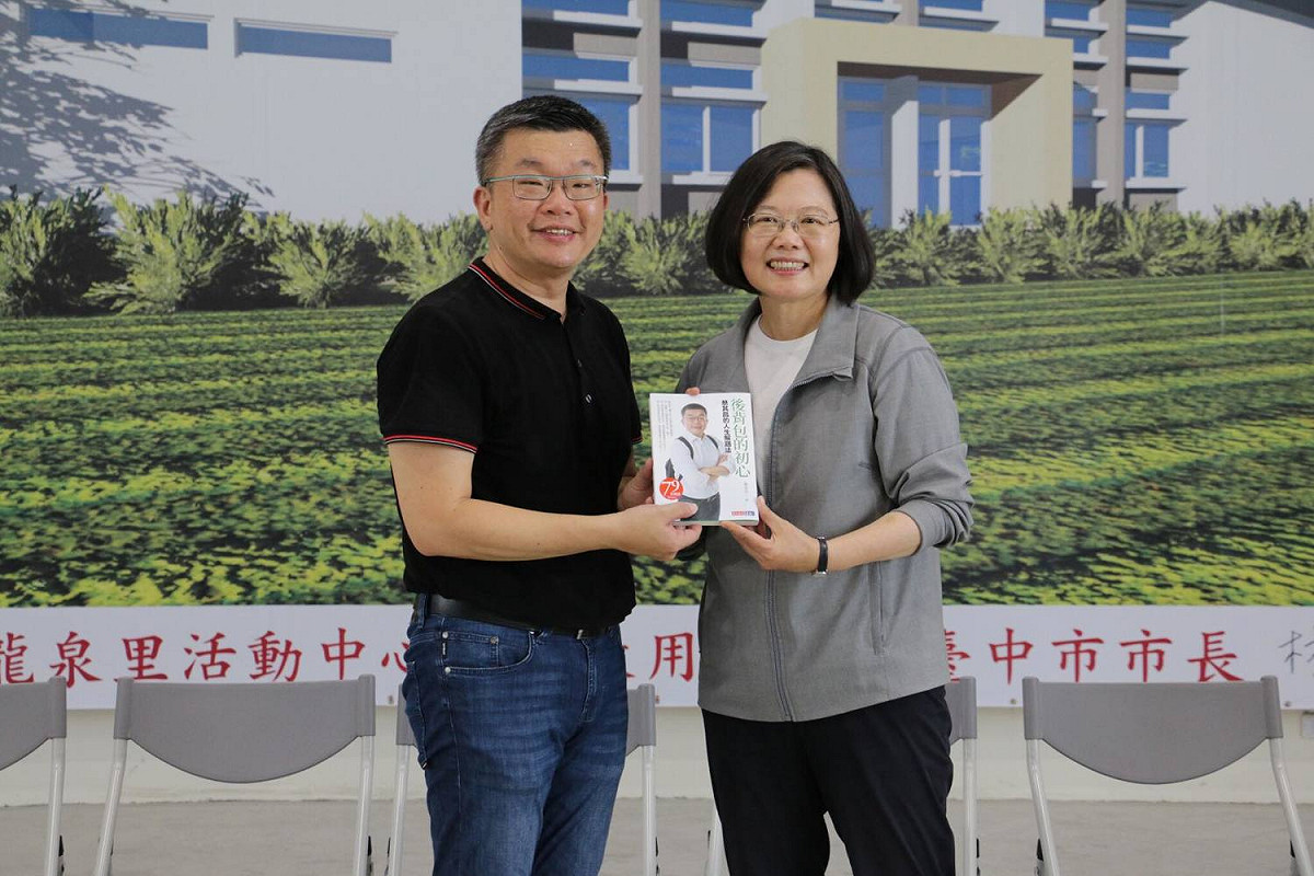 立法院副院長蔡其昌今（28）日在臉書發文，表示對私菸案絕對「毫不留情認真辦到底！」 圖：擷自蔡其昌臉書