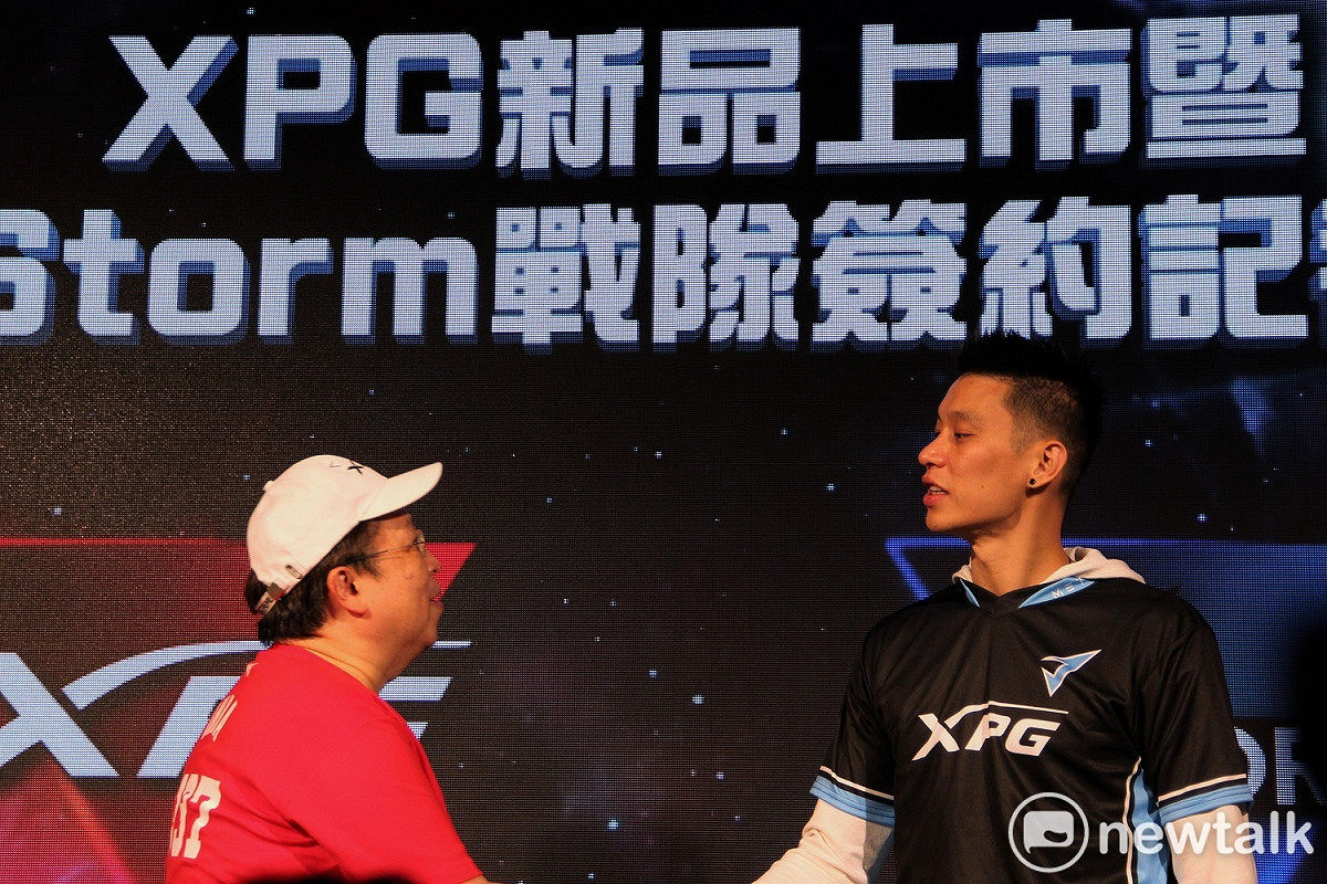 台灣電競品牌XPG重磅贊助NBA台裔球星林書豪（右）旗下職業電競隊伍J.Storm 圖：蔡幸秀/攝
