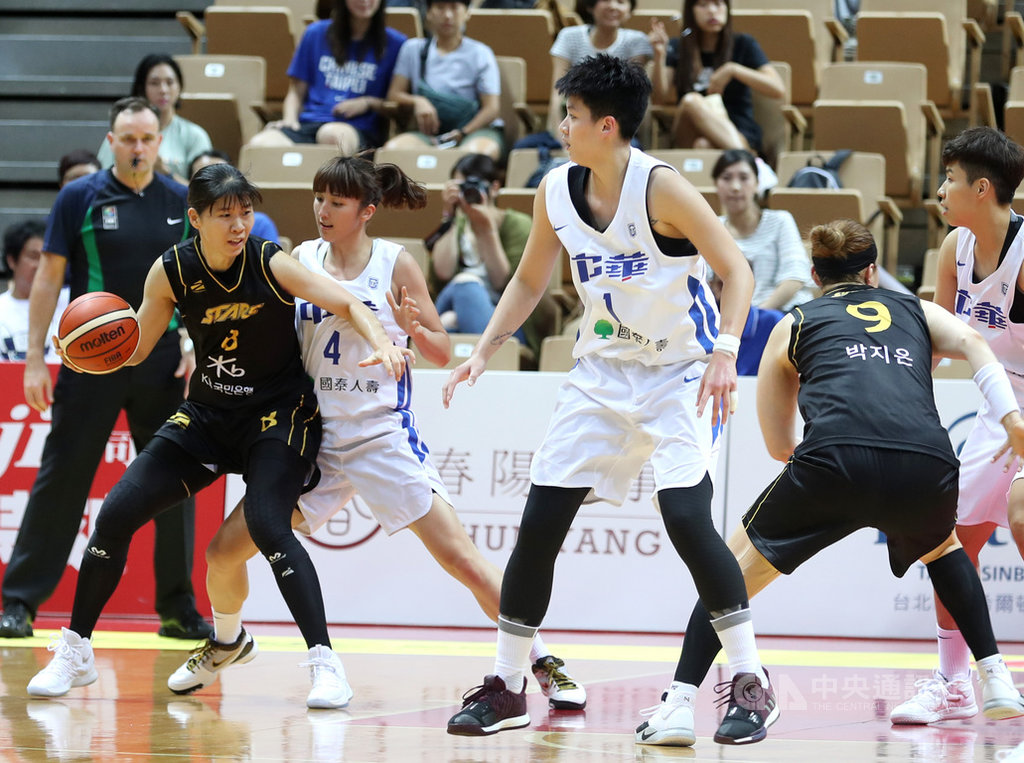 2019第41屆威廉瓊斯盃國際籃球邀請賽女子組賽程，28日晚間進行中華藍（白衣）與韓國（黑衣）賽事，兩隊打到二度延長賽，中華藍終場以88比80獲勝。 圖：中央社提供。