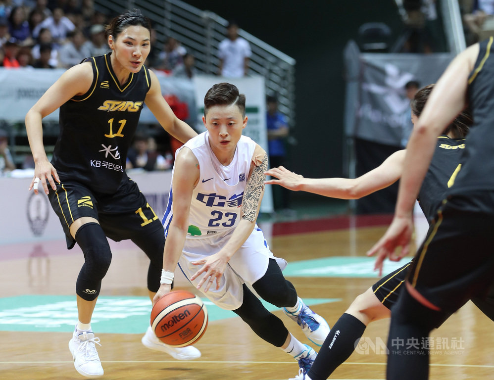 2019第41屆威廉瓊斯盃國際籃球邀請賽，28日晚間進行女子組中華藍隊（白衣）與韓國隊（黑衣）賽事，終場中華藍隊以88比80拿勝。 圖：中央社提供。