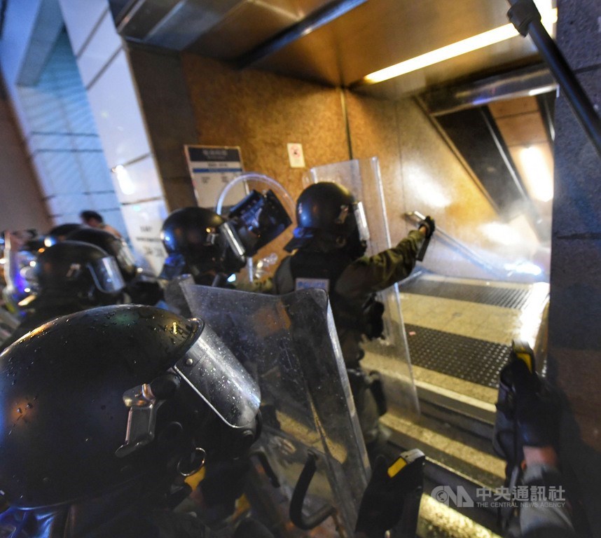 港警晚間噴灑胡椒水驅趕港鐵上環站內的反送中示威民眾。 圖：中央社提供。