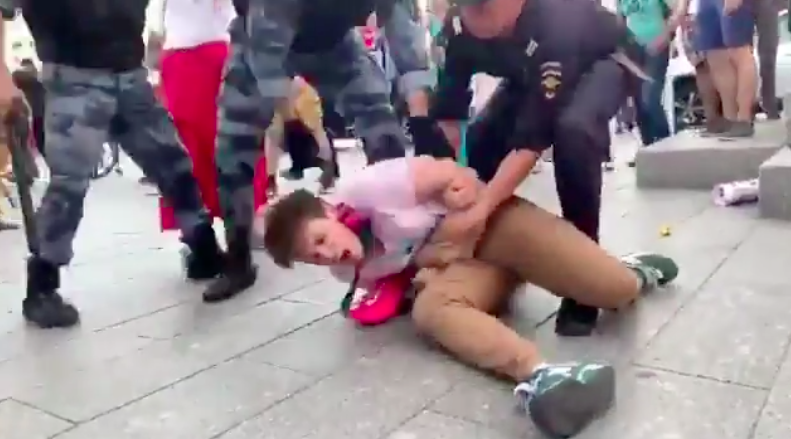 莫斯科警方27日粗暴逮捕上千人，許多被捕者在過程中受傷。 圖：翻攝Alec Luhn的Twitter。