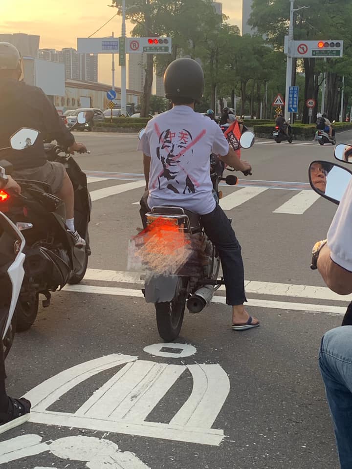 網路流傳一張「超帥背影」照片，自製白T表達罷韓、反紅媒的態度與立場。 圖：翻攝打馬悍將粉絲團臉書