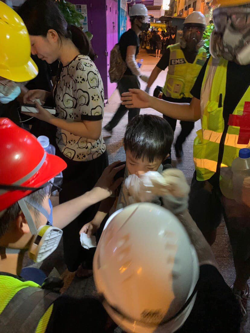 香港28日上環遮打集會再爆警民衝突，警方在晚間開始施放催淚彈，甚至有小朋友因吸入催淚氣體而淚流不止。 圖：翻攝自香港突發事故爆料區