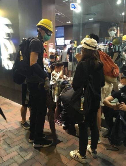 香港28日上環遮打集會再爆警民衝突，警方在晚間開始施放催淚彈，有前往速食店用餐的小朋友因吸入催淚氣體而淚流不止。 圖：翻攝自香港突發事故爆料區