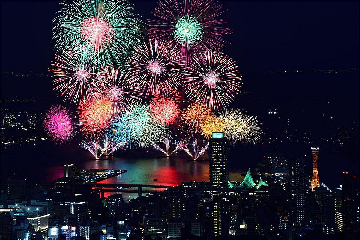 神戶港海上煙火大會是日本夏日的特色祭典，估計會有30萬人湧入欣賞。 圖：神戶觀光局臉書／翻攝