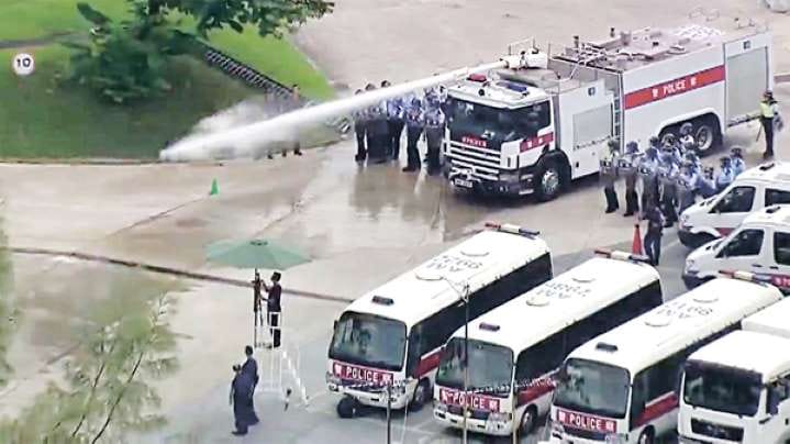 據傳港警最快8月出動水砲車鎮壓示威民眾。 圖：翻攝香港警察 [極醜惡] Hong Kong Police Very ugly臉書