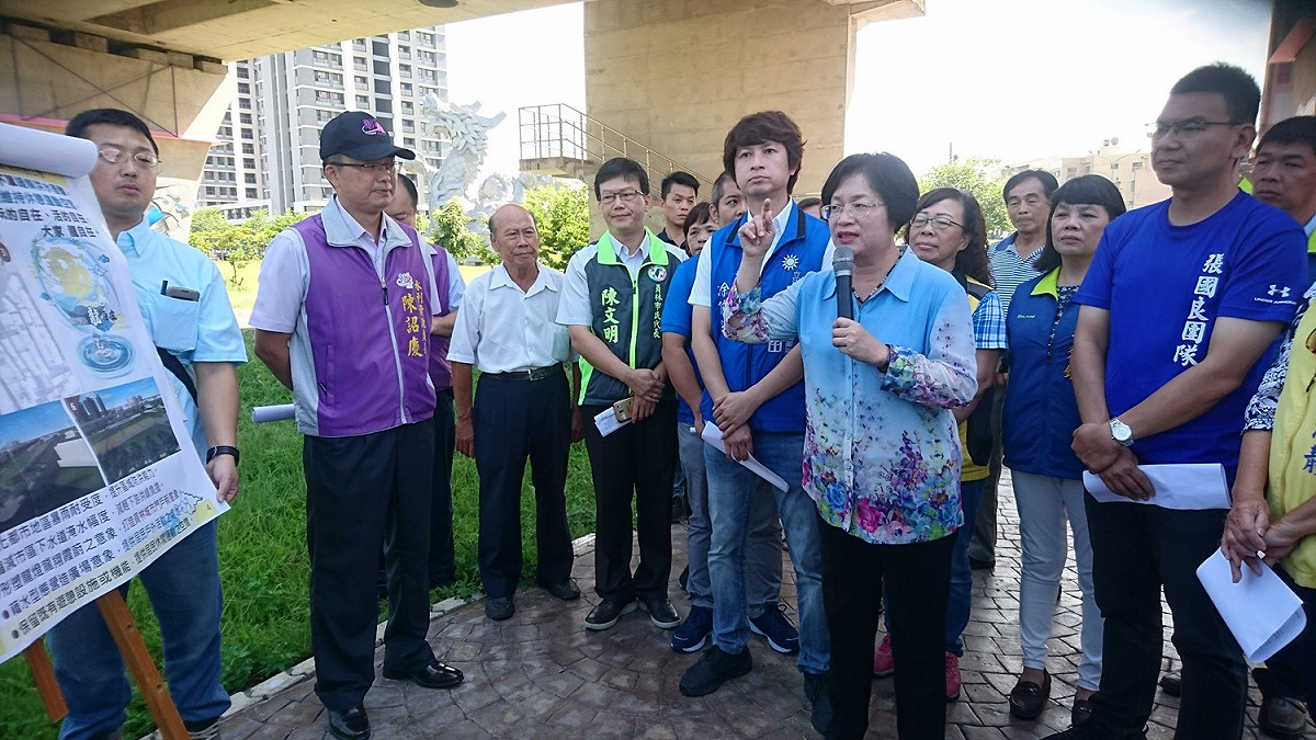 彰化縣長王惠美聽取員林市龍燈公園滯洪池的簡報。 彰化縣政府/提供