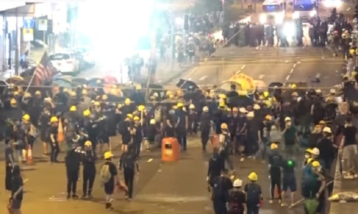 中共解決爭議的方式一直以來都是鎮壓與屠殺，這種家暴成性的政府，再次讓香港元朗見血。 圖：翻攝自Youtube
