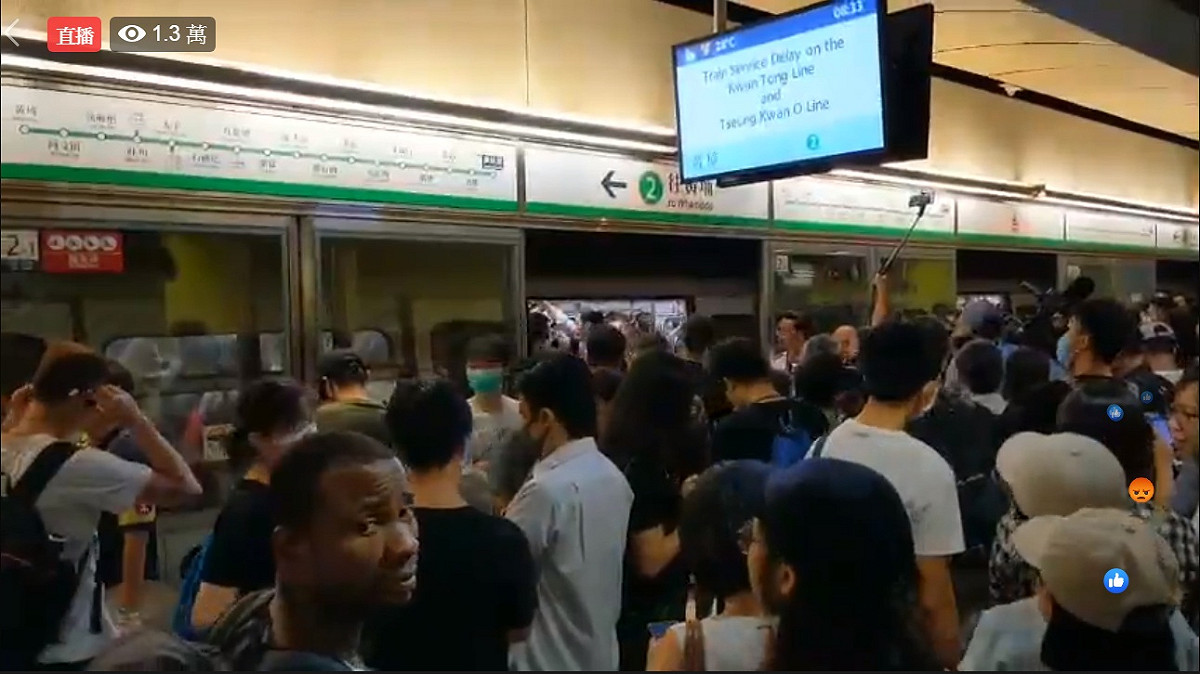 香港《反送中》運動持續，網友號召在7月30日早上7點30分的「2個730」時間點，發起「全港大塞車」行動，目前已知調景嶺站發生無法發車的狀況。 圖：翻攝網路直播