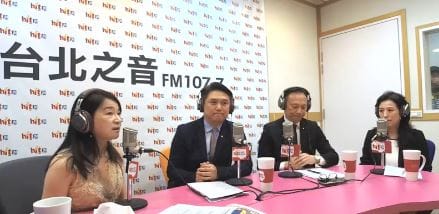 空服處空服管理部經理劉建文透露，此次總統專機上可能就總統蔡英文沒有買免稅品。 圖：周玉蔻嗆新聞臉書影片／翻攝