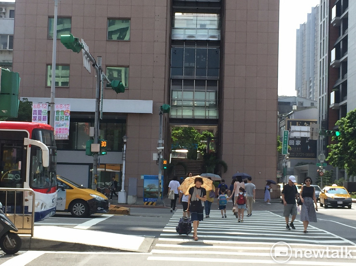 今（30）日各地炎熱，各地高溫約33度，其中大台北等地區高溫上看36度，民眾外出要注意。 圖：閻芝霖/攝