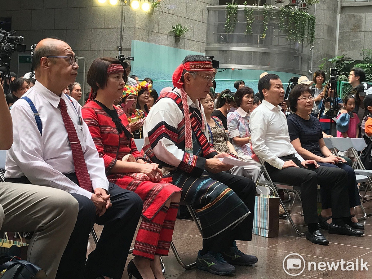 台北市長柯文哲今日出席81原住民日活動，特別穿上原住民傳統服飾。 圖：周煊惠 / 攝