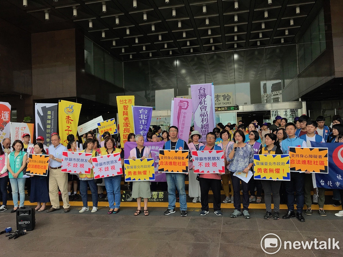 20多個社福團體今日赴北市府聲援社會局。 圖：周煊惠 ／攝