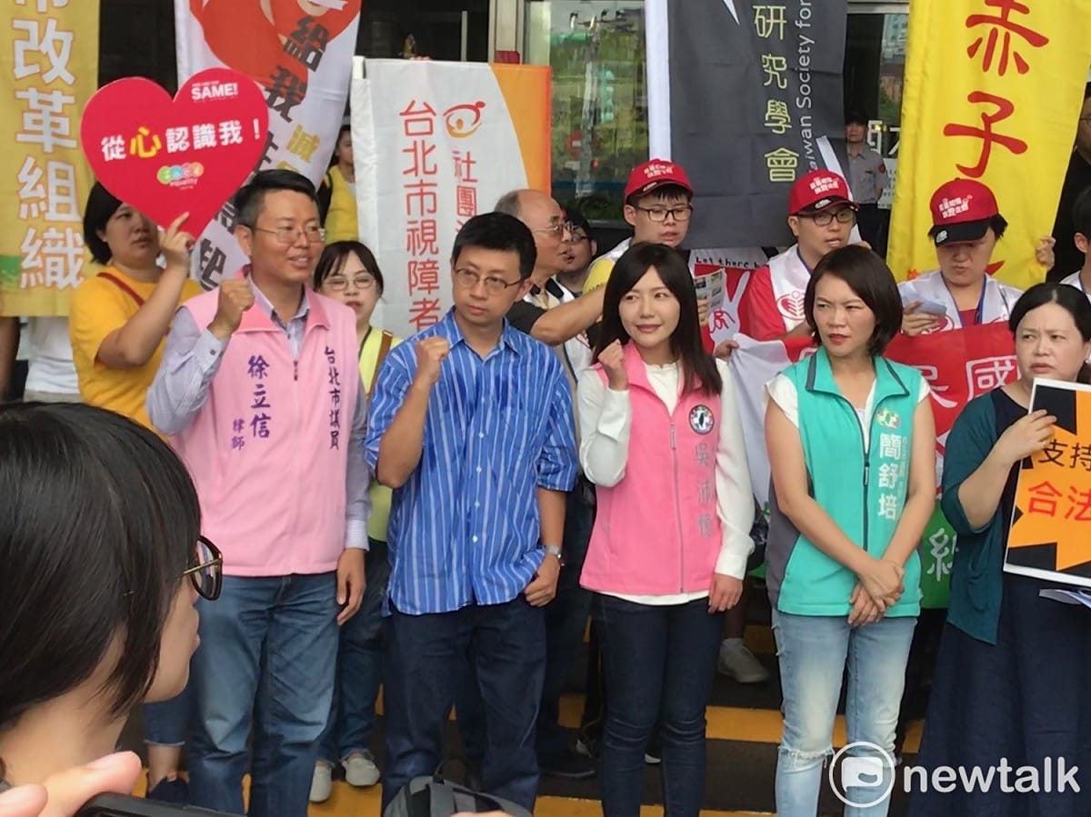 無黨籍議員徐立信（前排左起）、邱威傑、民進黨議員吳沛憶、簡舒培。 圖：周煊惠 ／攝