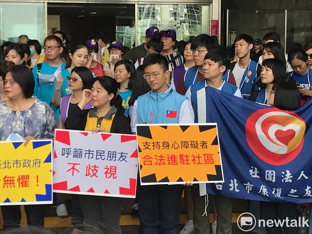 新黨議員侯漢廷（前排中穿藍衣者）。 圖：周煊惠 ／攝
