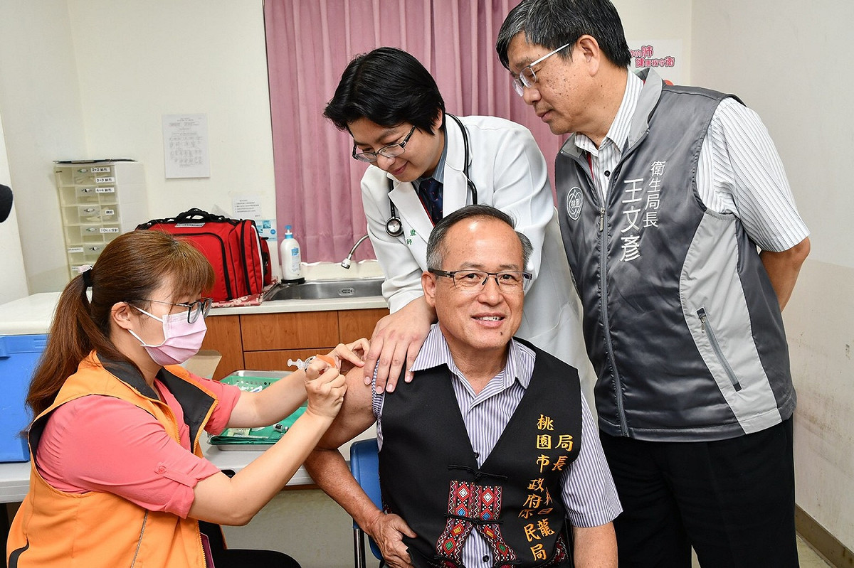 原住民族行政局長林日龍接種肺炎鏈球菌疫苗。 圖：桃園市政府衛生局/提供