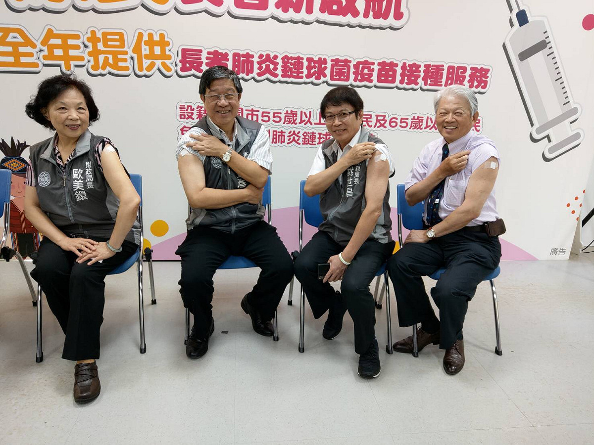 （左起）年滿65歲的財政局歐美鐶、衛生局長王文彥、地方稅務局長姚世昌及醫師公會理事長謝渙發今天都接種肺炎鏈球菌疫苗。 圖：桃園市政府衛生局/提供