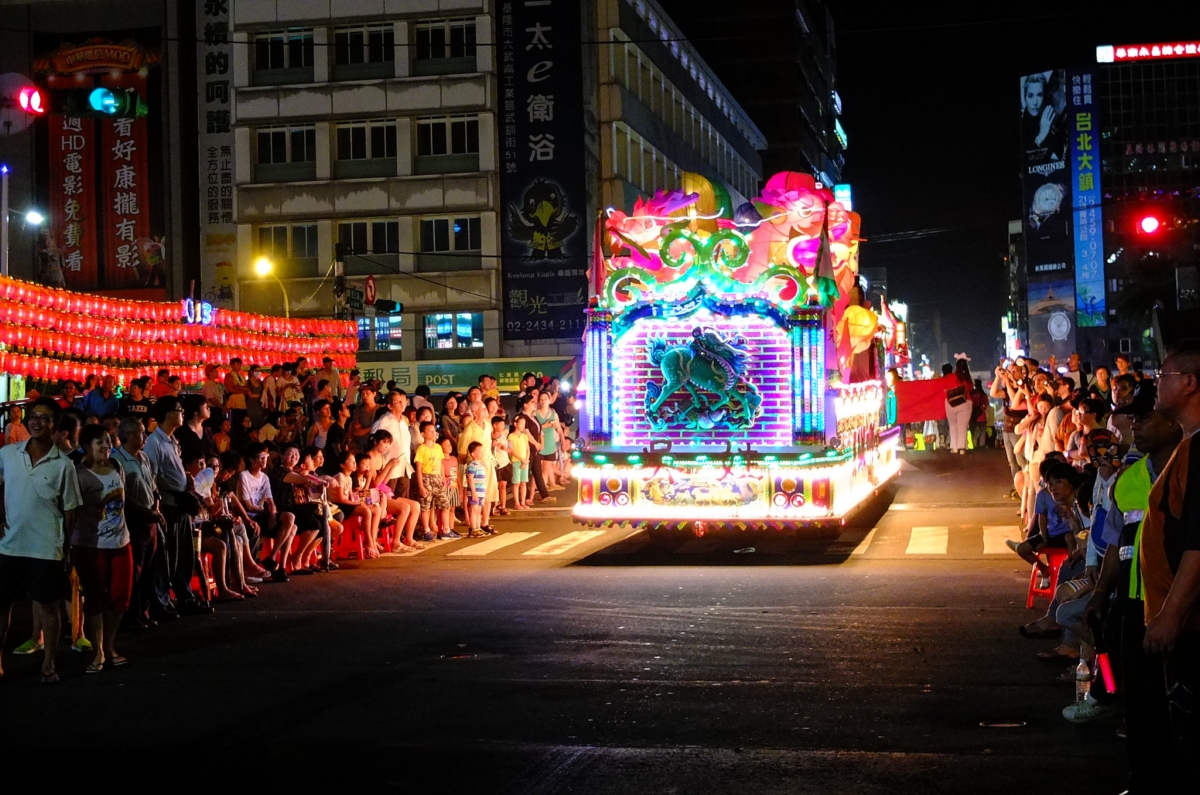 中元祭是基隆年度大盛事，每逢此時，幾乎家家戶戶都會拿出凳子坐在門外，欣賞經過的遊行、表演。 圖：謝佳真／攝（資料照）