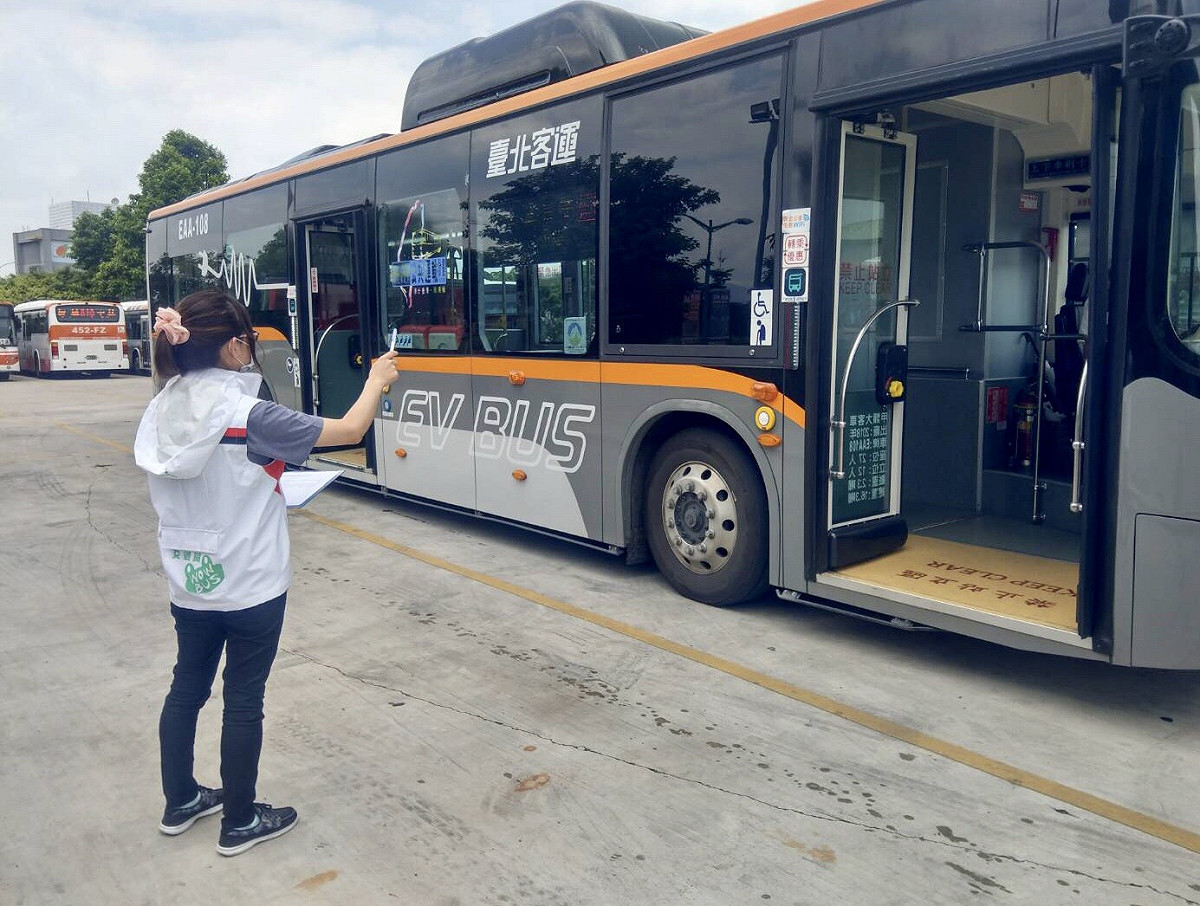 新北市交通局進行公車評鑑；圖為官員赴場站稽查公車車體。  圖：新北市交通局／提供