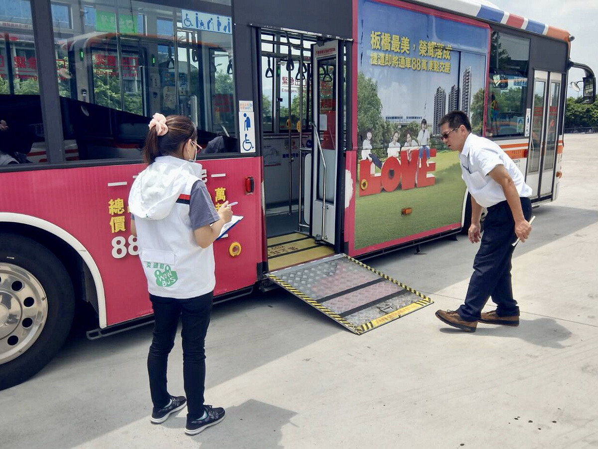 新北市交通局進行公車評鑑；圖為官員赴場站稽查低地板公車。  圖：新北市交通局／提供