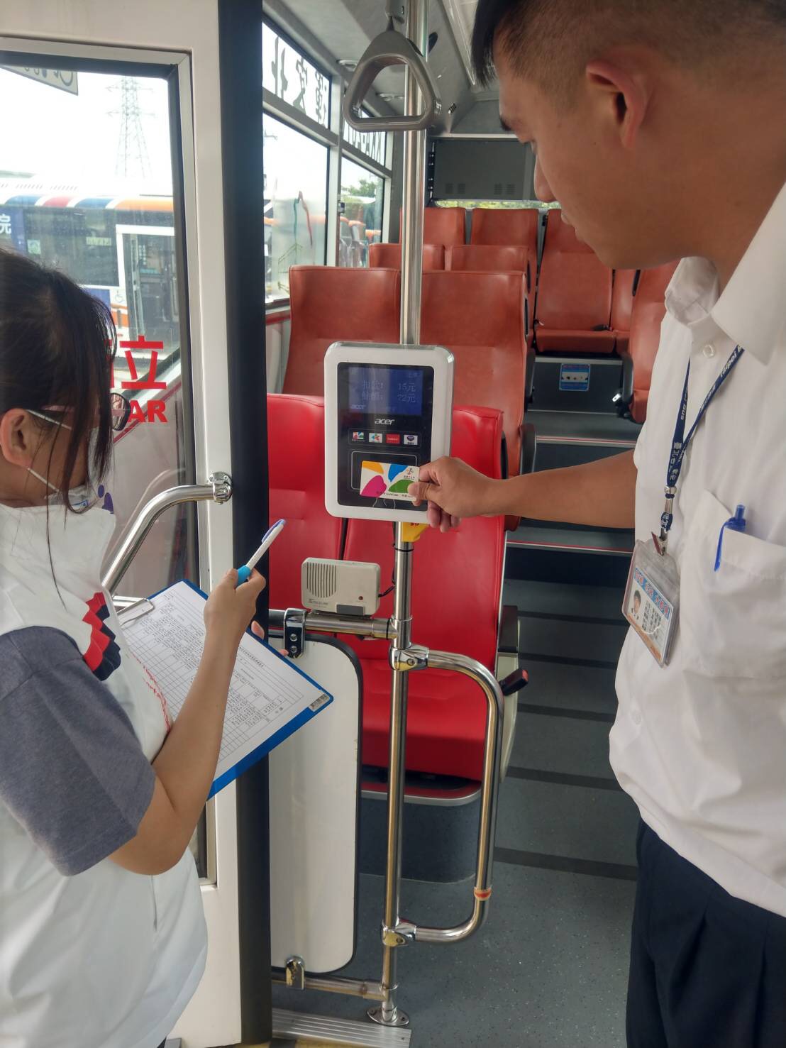 新北市交通局進行公車評鑑；圖為官員赴場站稽查驗票機設備。 圖：新北市交通局／提供
