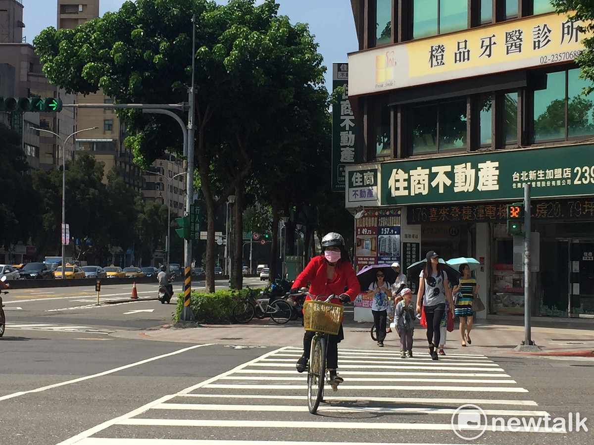 今(31)日各地高溫都在攝氏33度以上，尤其桃園以北、中南部近山區平地，更有機會來到36度左右。 圖：閻芝霖/攝