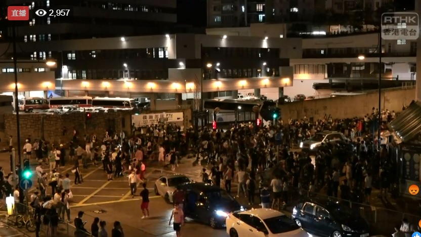 逾千名示威者陸續湧向葵涌警署，擠滿了葵涌道往荃灣方向的馬路，截至深夜仍在對峙中。 圖：翻攝RTHK NEWS臉書影片