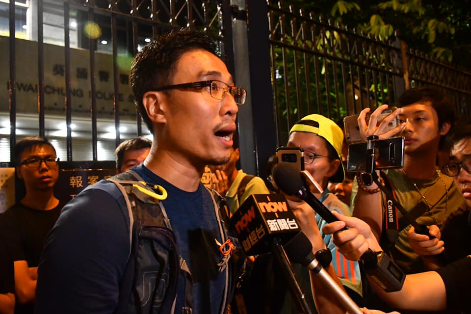 28日香港警民衝突中被捕人士（左）30日晚獲得保釋，在鏡頭前說了「光復香港 時代革命」8個字後離開。 圖：翻攝自香港中大學生報臉書