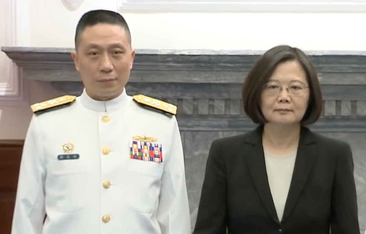 在總統蔡英文（右）2016年上任的首任侍衛長劉志斌（左），也曾兩度隨行總統出訪，專機團購私菸共2584條，但卻一路晉升到上將。 圖：翻攝自youtube