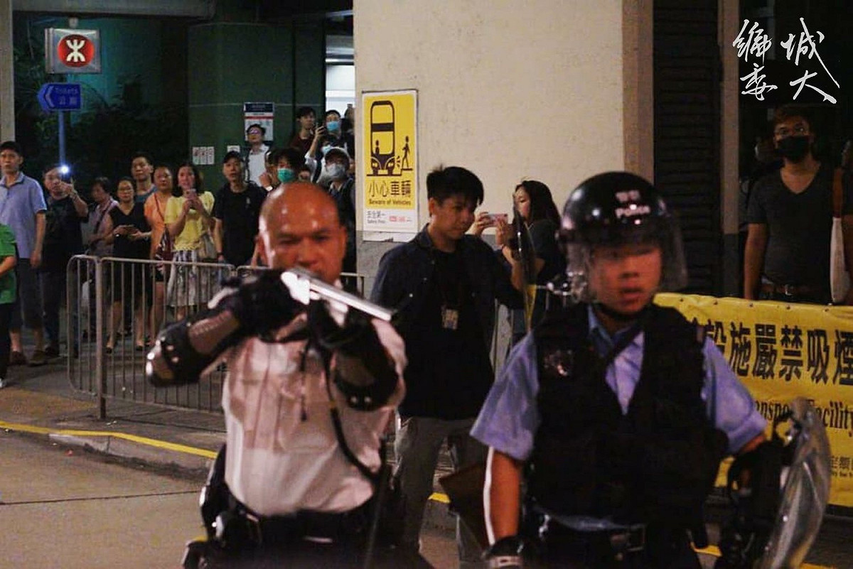 根據香港城市大學學生會編輯委員會指出，挨打港警在「毫無警示的情況下，向示威人士舉（霰彈）槍」自保。 圖：翻攝自香港城市大學學生會編輯委員會臉書