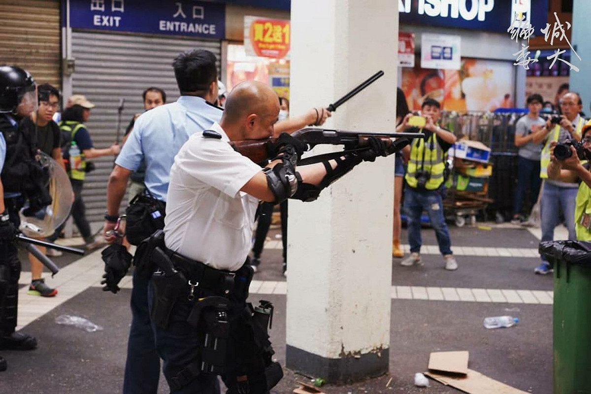 根據香港城市大學學生會編輯委員會指出，挨打港警在「毫無警示的情況下，向示威人士舉（霰彈）槍」自保。 圖：翻攝自香港城市大學學生會編輯委員會臉書