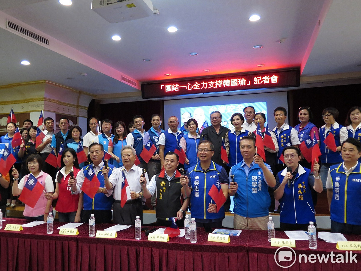 國民黨桃園市黨部及議會黨團、６位區域立委參選人齊聚一堂，為韓國瑜周末走訪桃園展現團結力挺氣勢。 圖：林昀真／攝